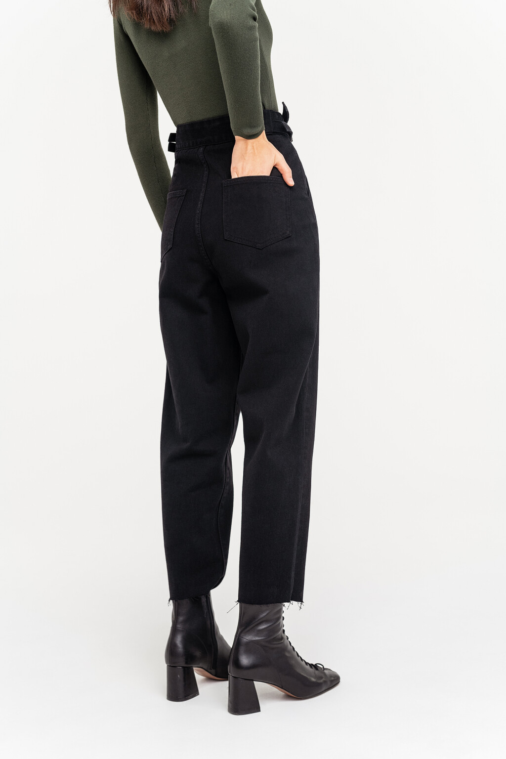 Джинсы-бананы с ремешками на поясе и необработанным нижним краем - цвет черный - 4