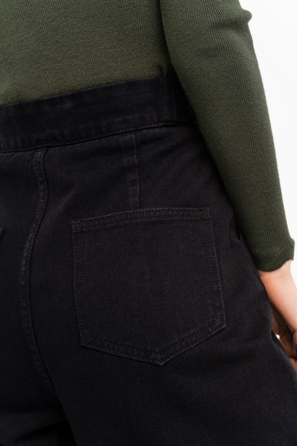 Джинсы-бананы с ремешками на поясе и необработанным нижним краем - цвет черный - 5