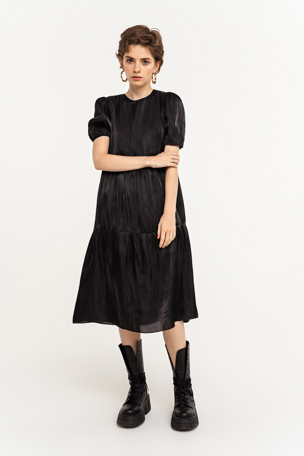 Платье ярусное атласное с рукавами-фонариками - цвет черный - 1