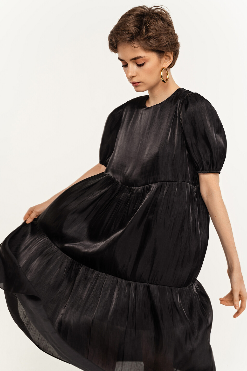 Платье ярусное атласное с рукавами-фонариками - цвет черный - 2