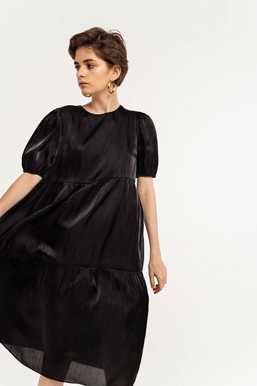 Платье ярусное атласное с рукавами-фонариками - цвет черный - 3