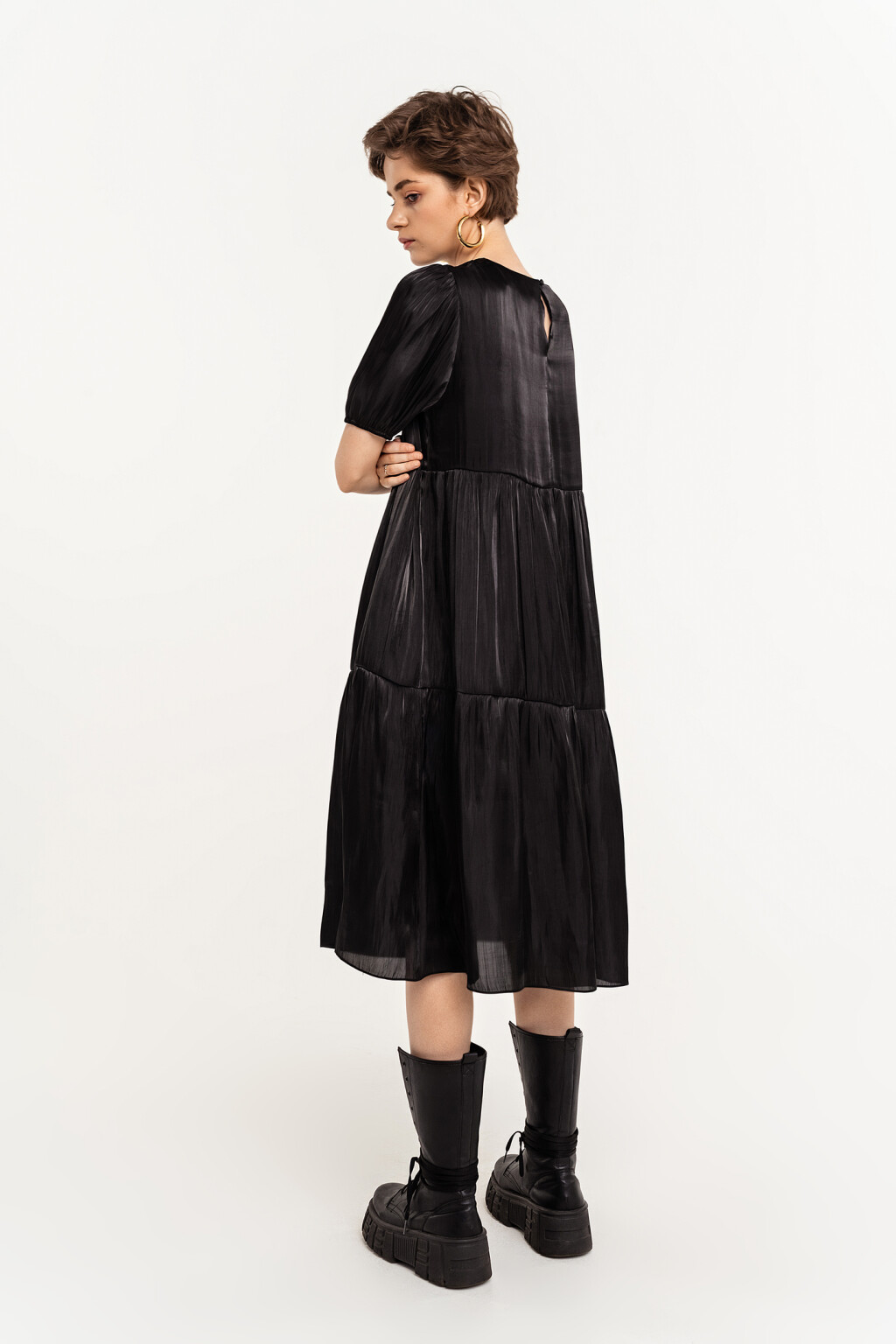 Платье ярусное атласное с рукавами-фонариками - цвет черный - 4