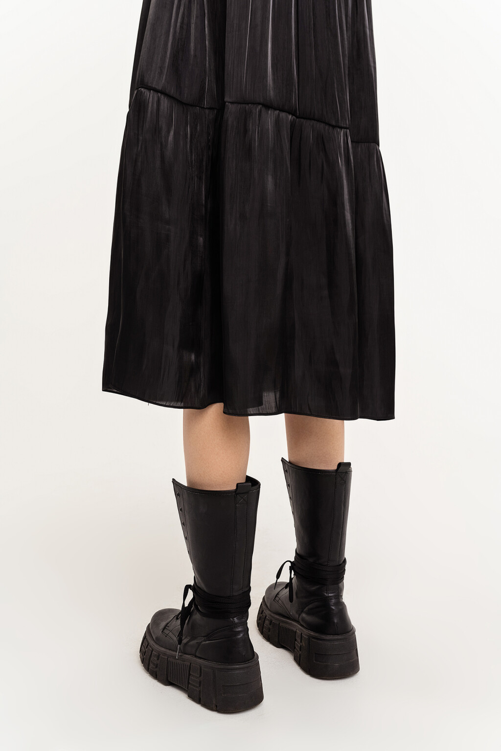 Платье ярусное атласное с рукавами-фонариками - цвет черный - 5