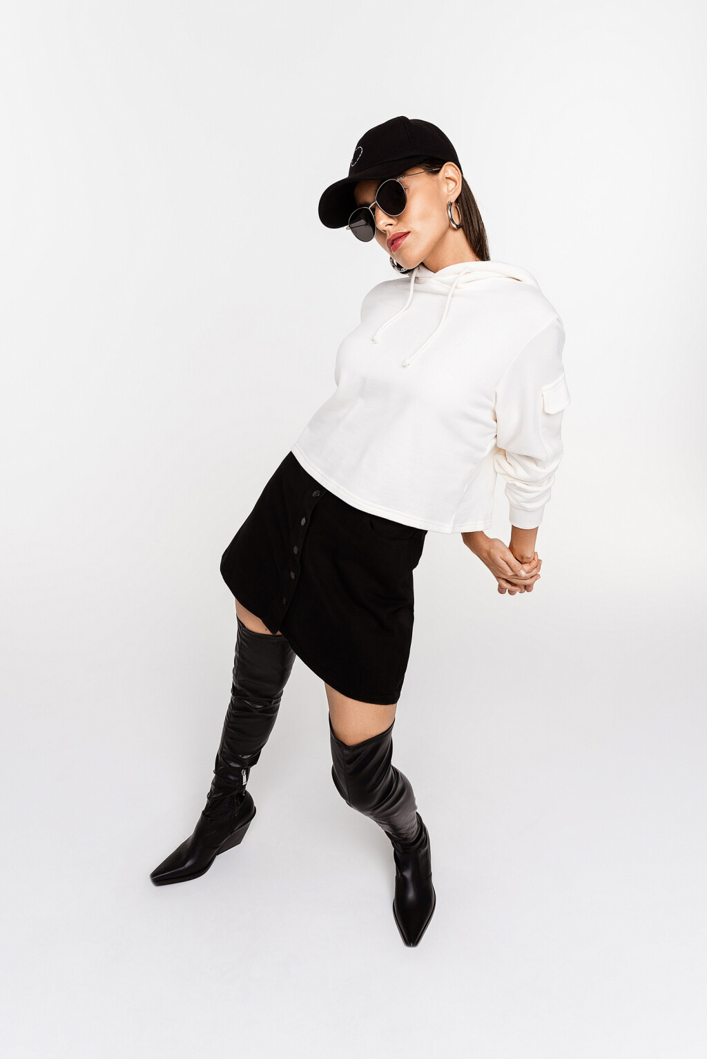 Худи укороченная с карманами на рукавах - цвет белый - 1