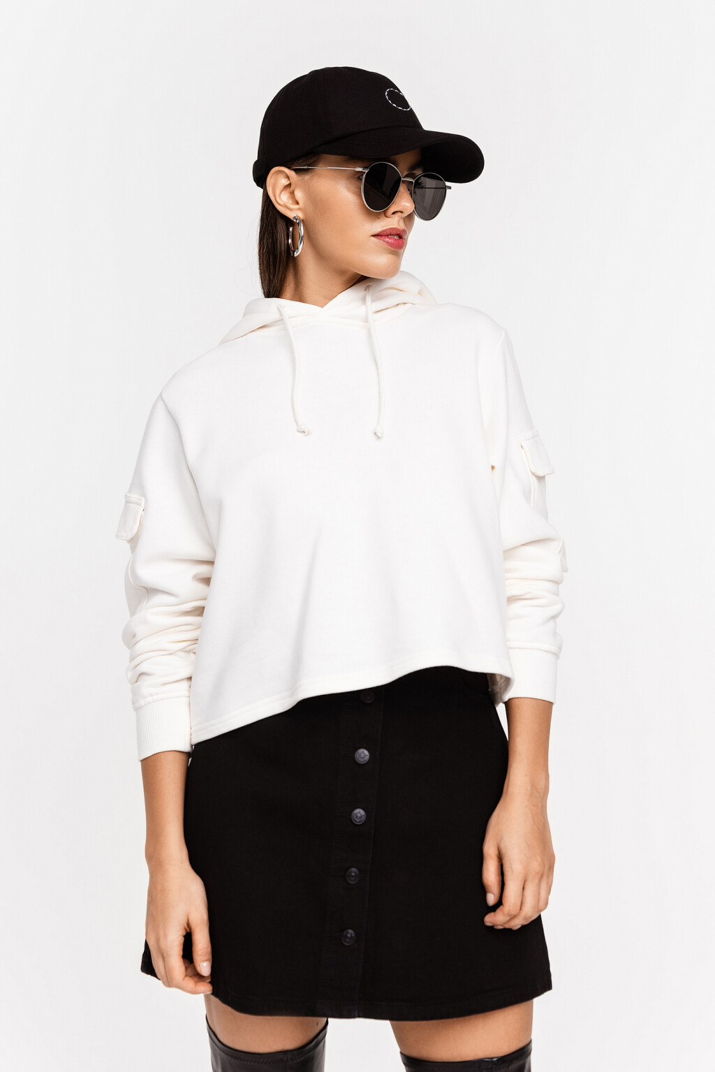 Худи укороченная с карманами на рукавах - цвет белый - 2
