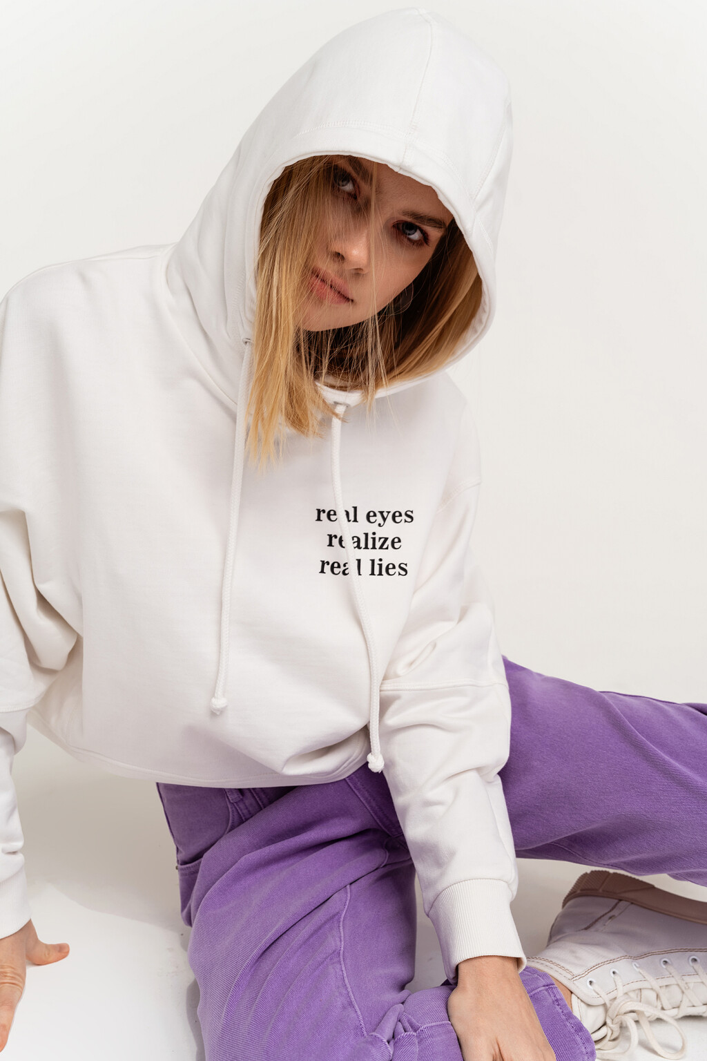 Худи короткая утепленная с надписями - цвет белый - 6