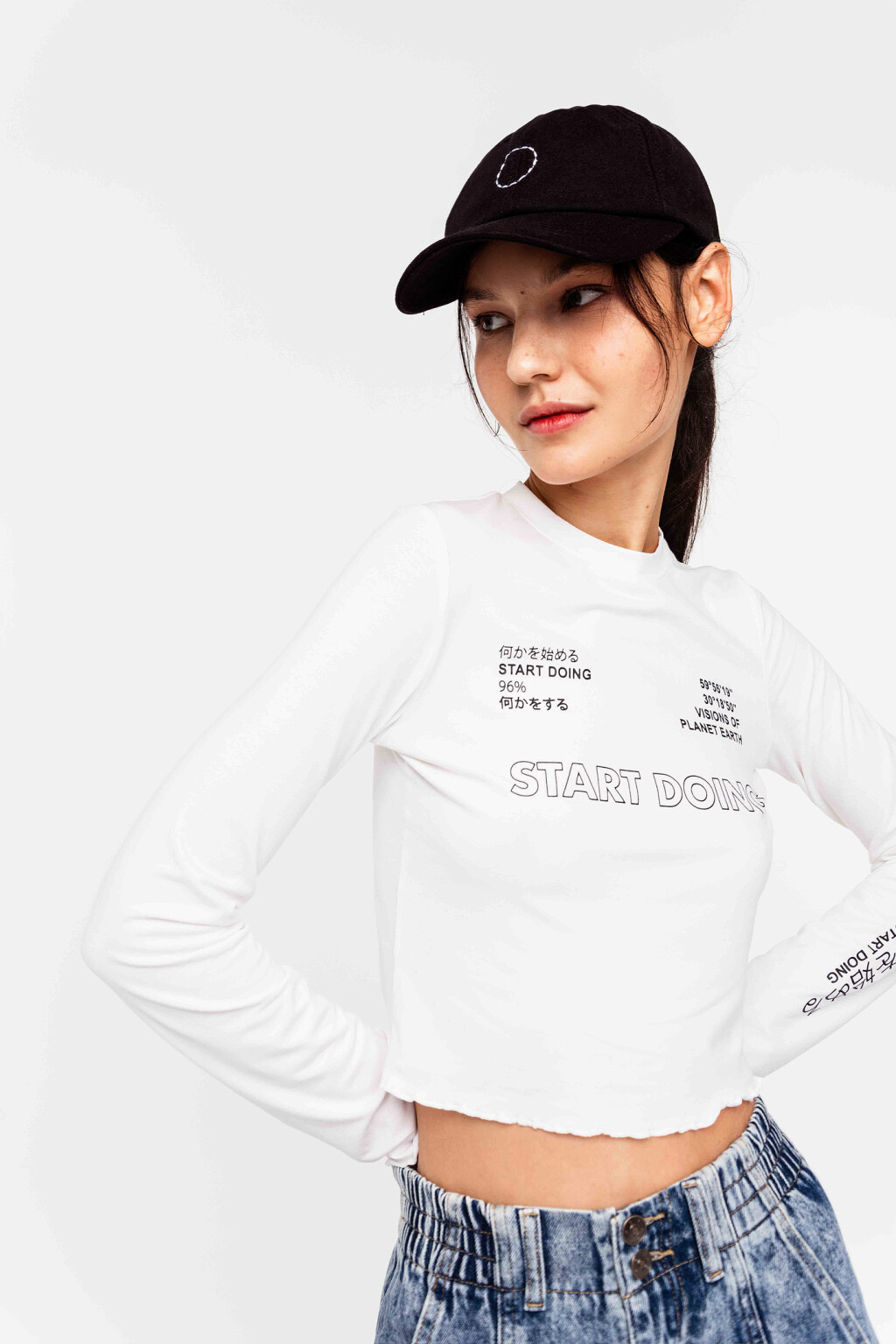 Лонгслив укороченный с волнистым краем - цвет белый - 4