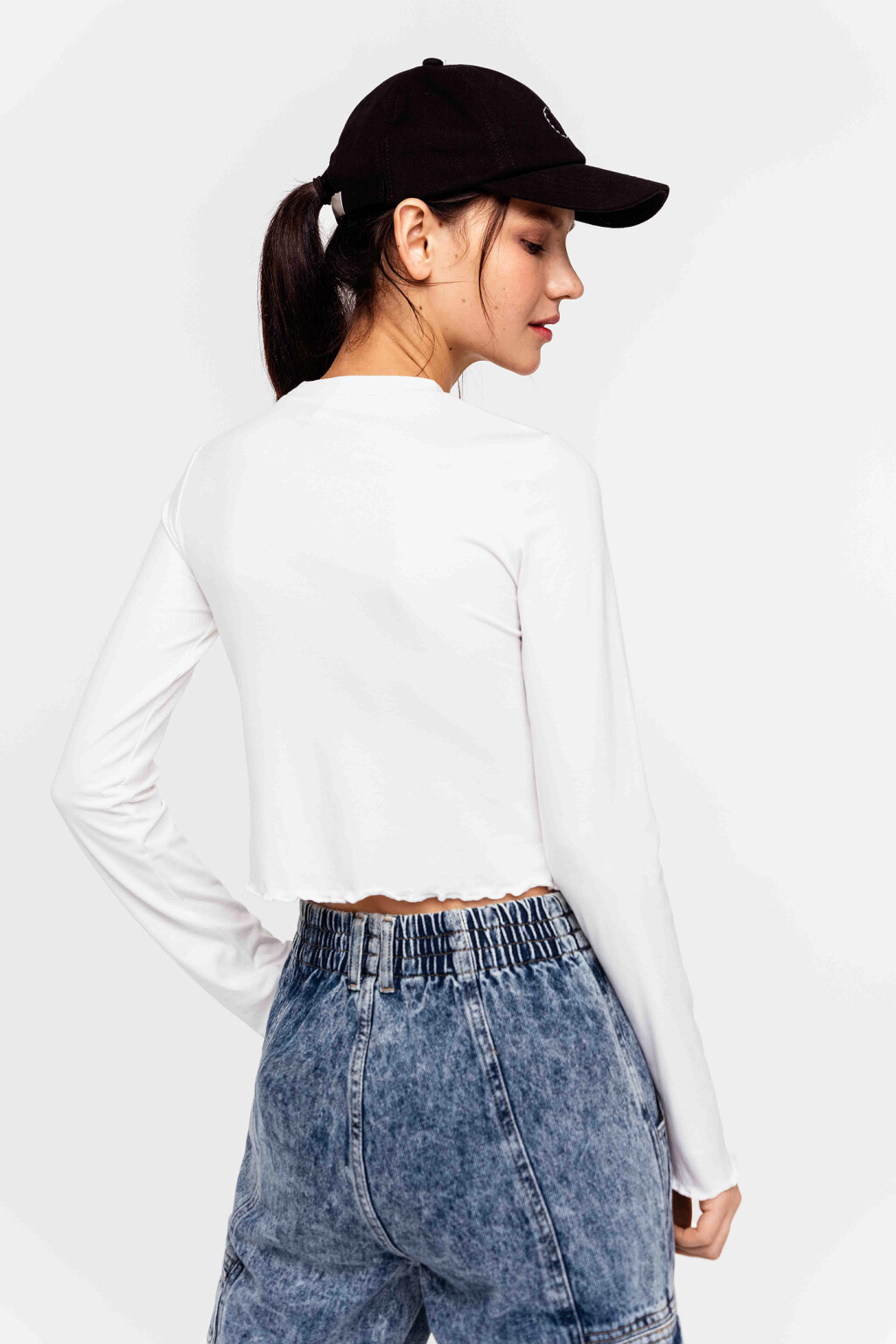 Лонгслив укороченный с волнистым краем - цвет белый - 5