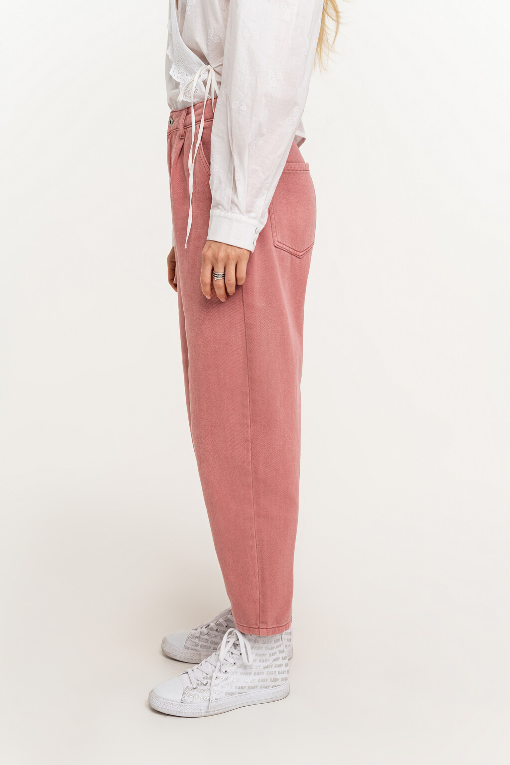 Джинсы-бананы розовые с эффектом потертости - цвет розовый - 4