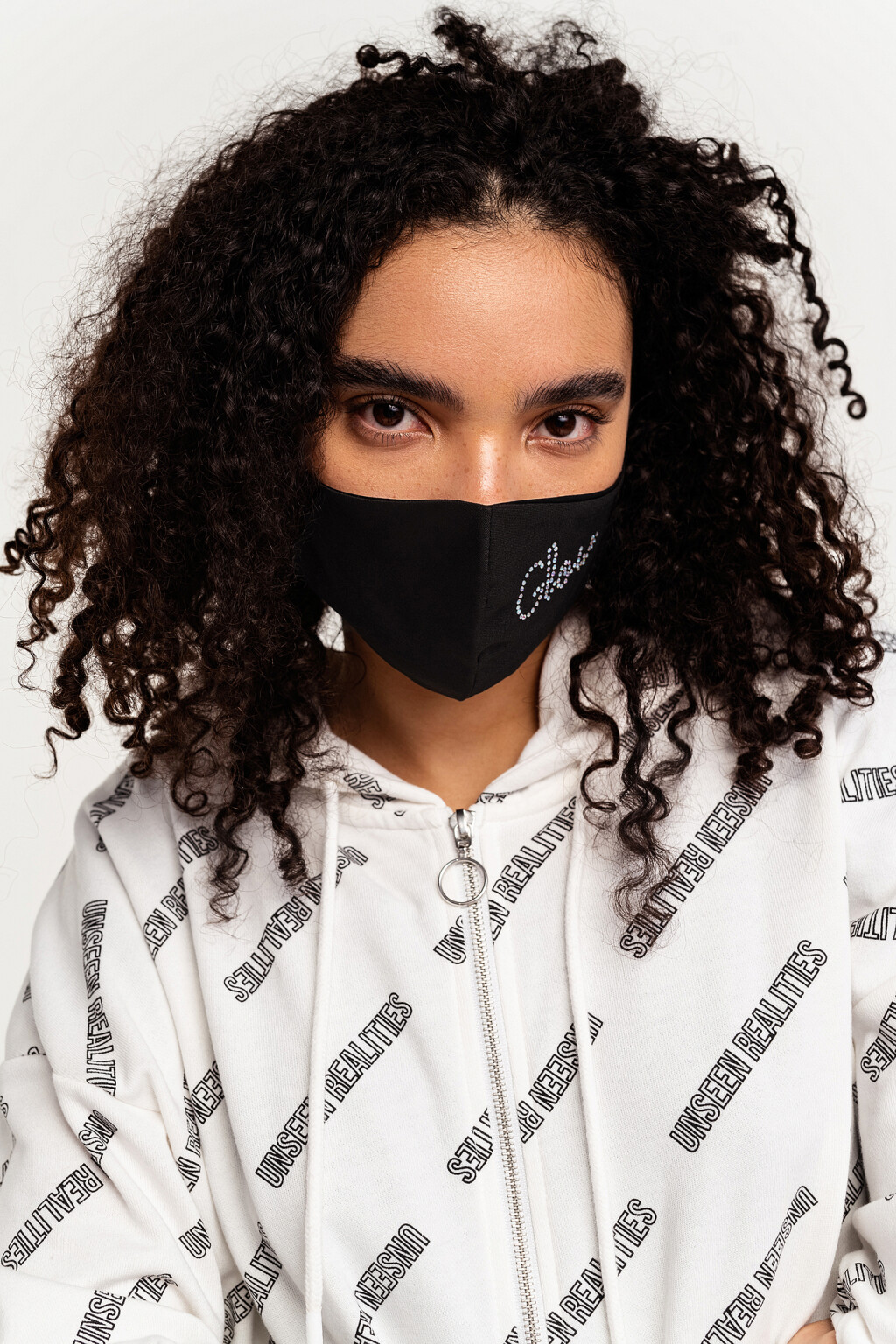 Маска гигиеническая с принтом и стразами - цвет черный - 1