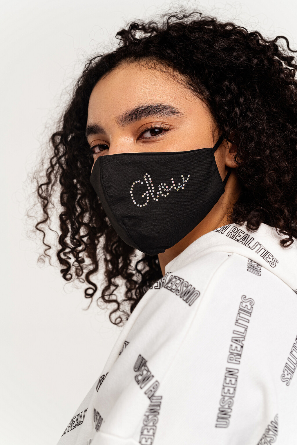 Маска гигиеническая с принтом и стразами - цвет черный - 2