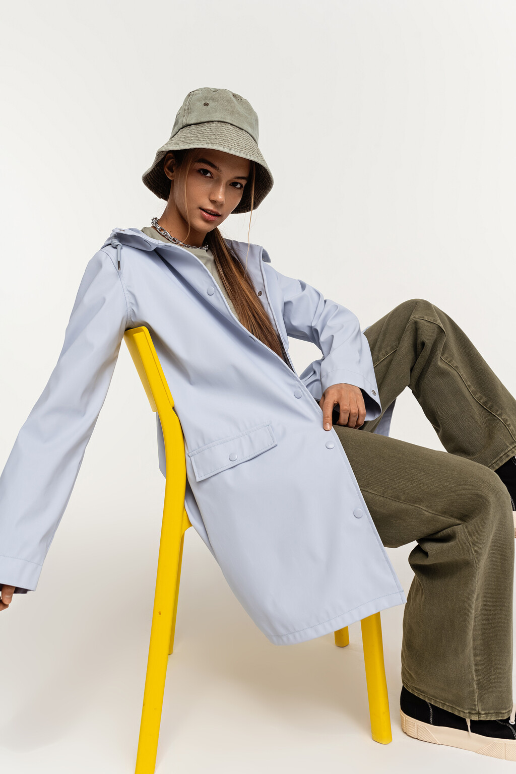 Плащ а-силуэта на кнопках с капюшоном - цвет голубой - 2