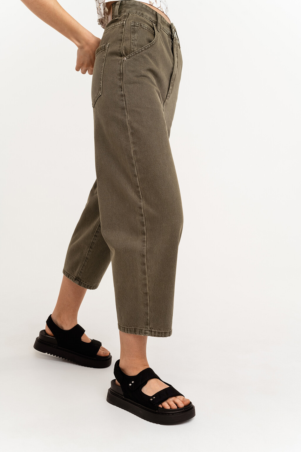 Джинсы-бананы укороченные - цвет зеленый - 1