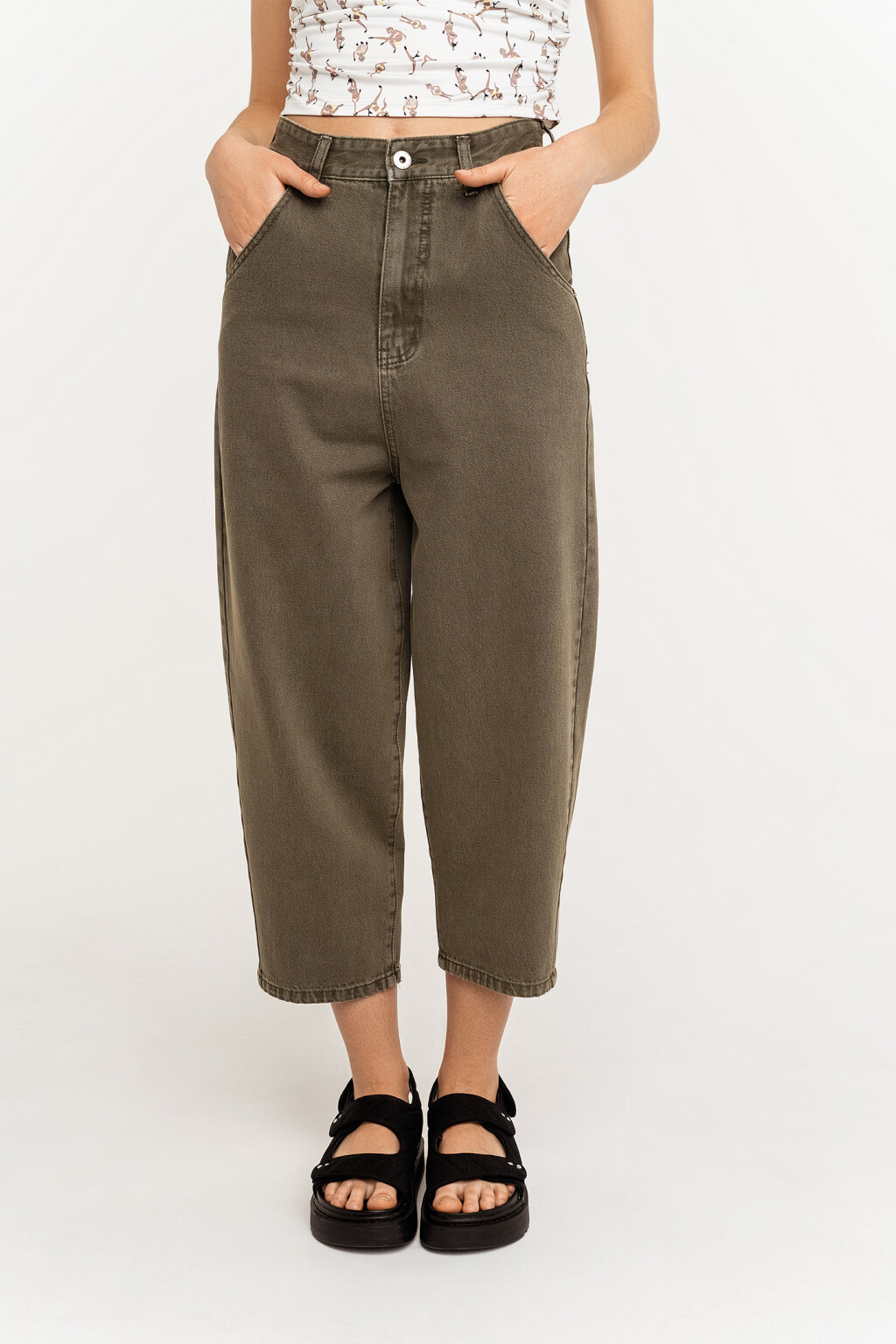 Джинсы-бананы укороченные - цвет зеленый - 3