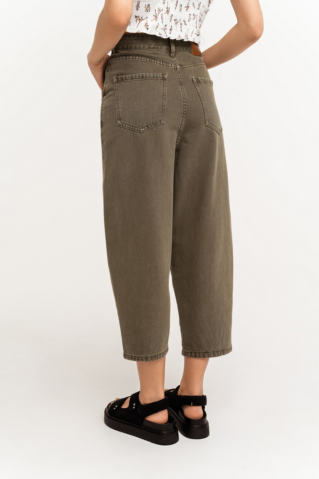 Джинсы-бананы укороченные - цвет зеленый - 4