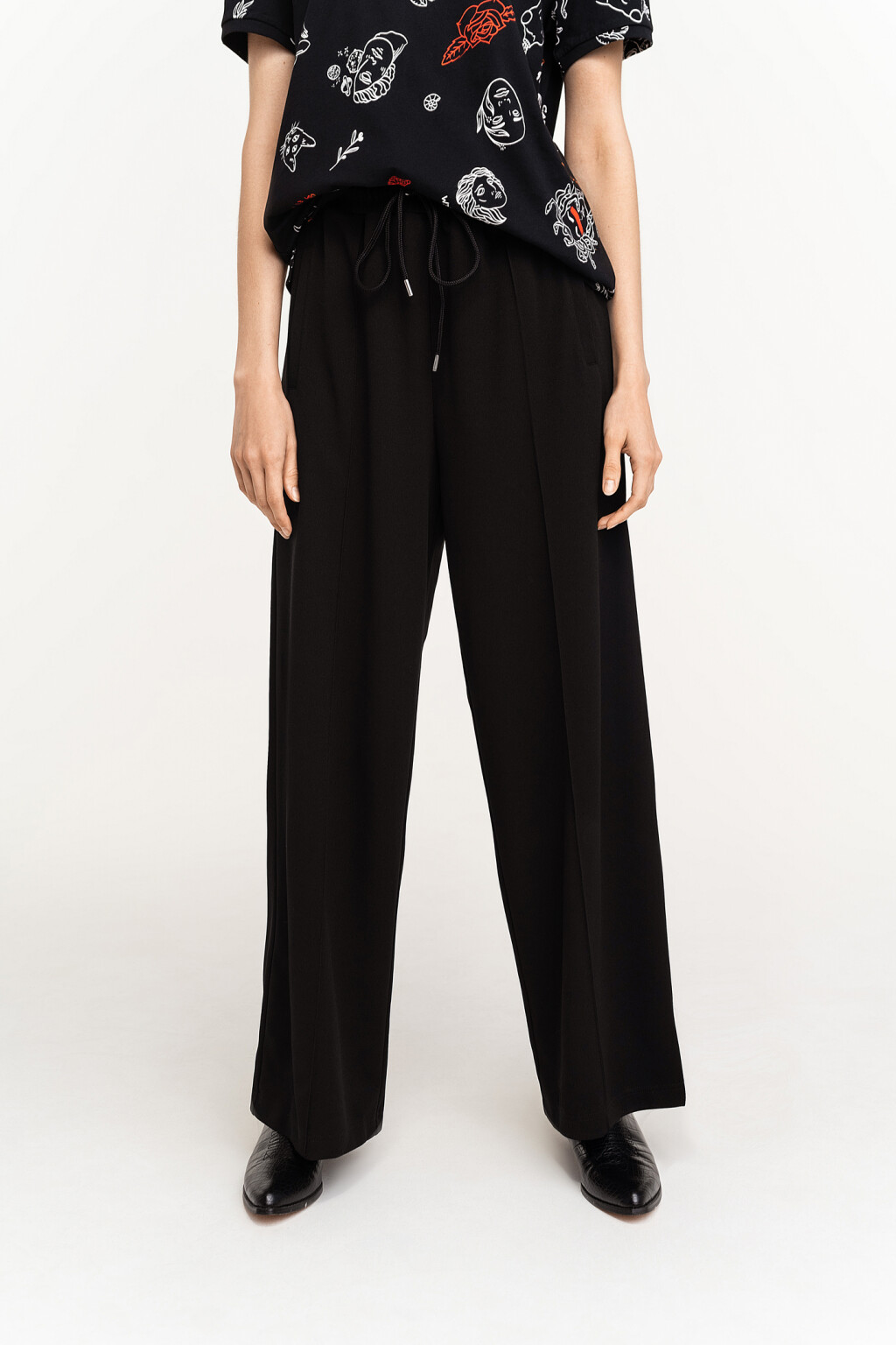 Брюки широкие с эластичным поясом на завязках - цвет черный - 2