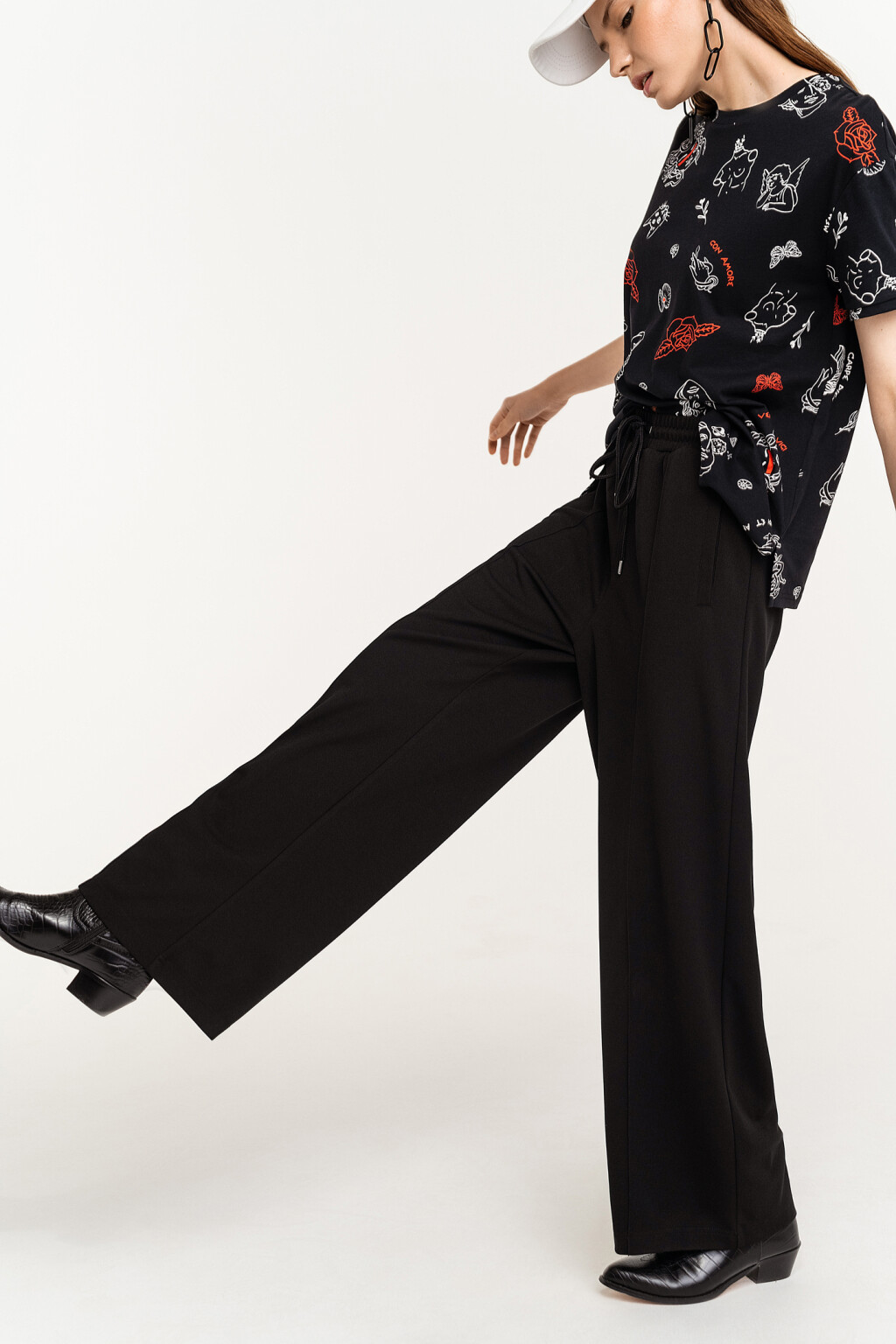 Брюки широкие с эластичным поясом на завязках - цвет черный - 5