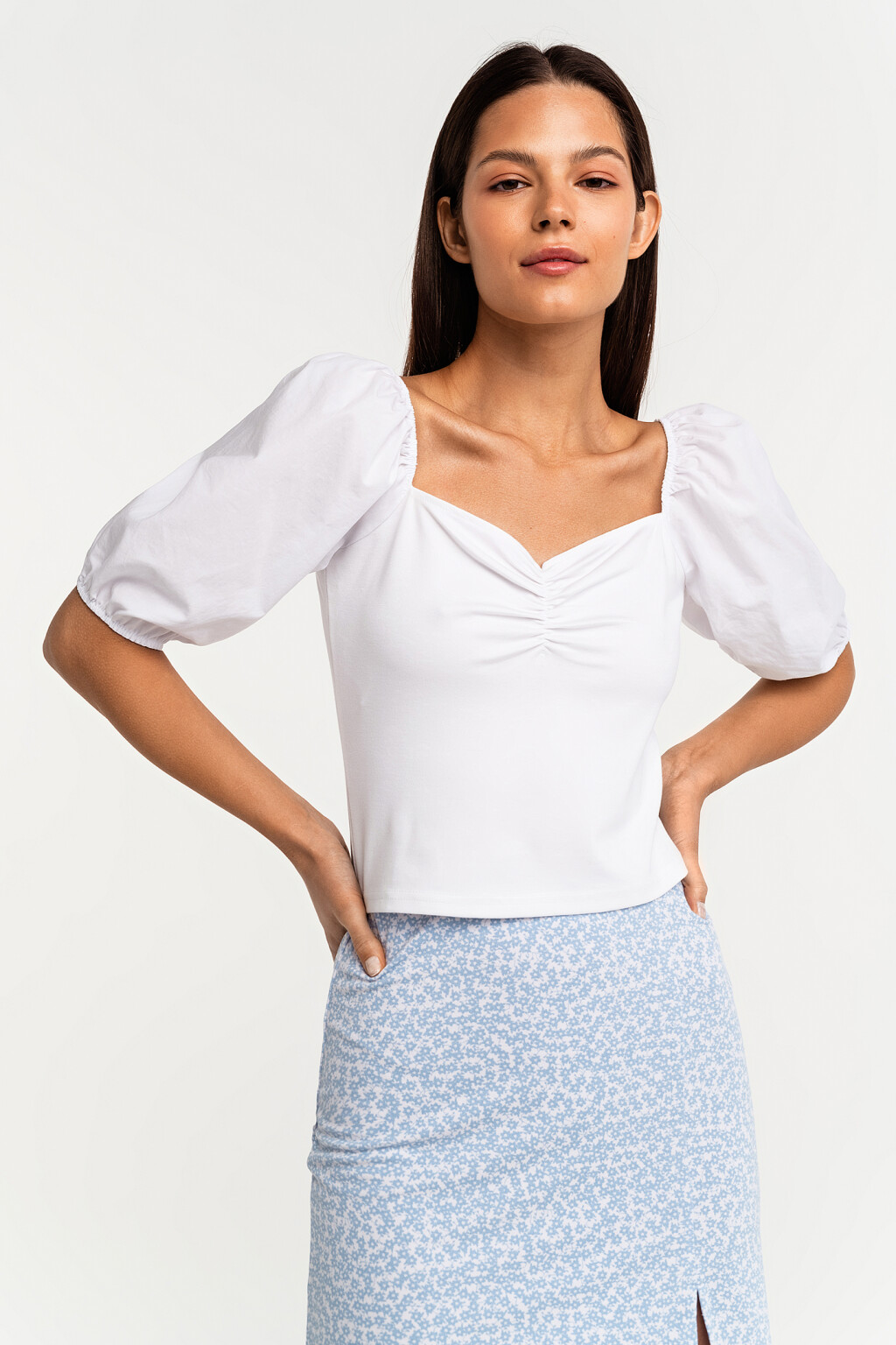 Блузка укороченная с вырезом-сердечком и рукавами-фонариками - цвет белый - 2