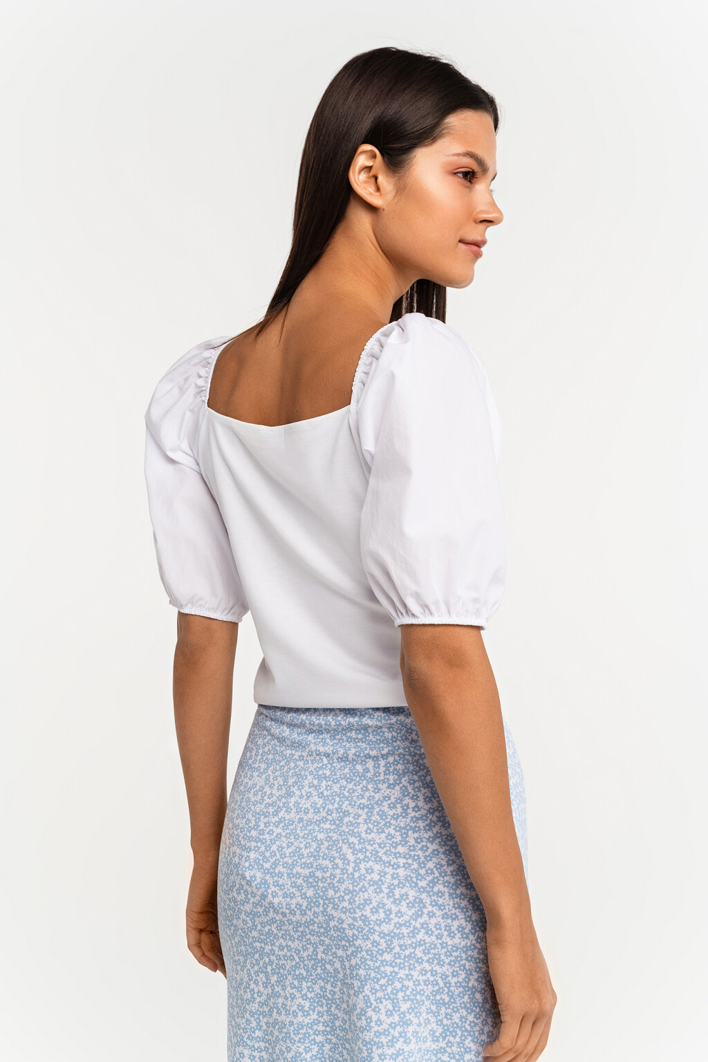 Блузка укороченная с вырезом-сердечком и рукавами-фонариками - цвет белый - 4