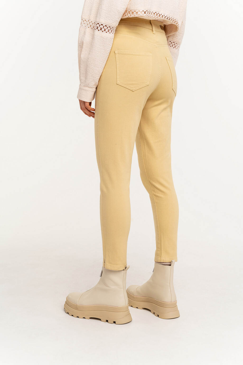 Джинсы скинни хлопковые укороченные - цвет желтый - 4