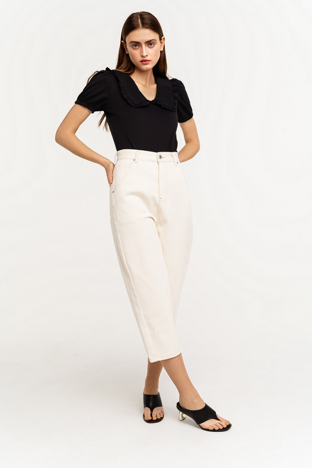 Джинсы-бананы укороченные молочного цвета - цвет белый - 2