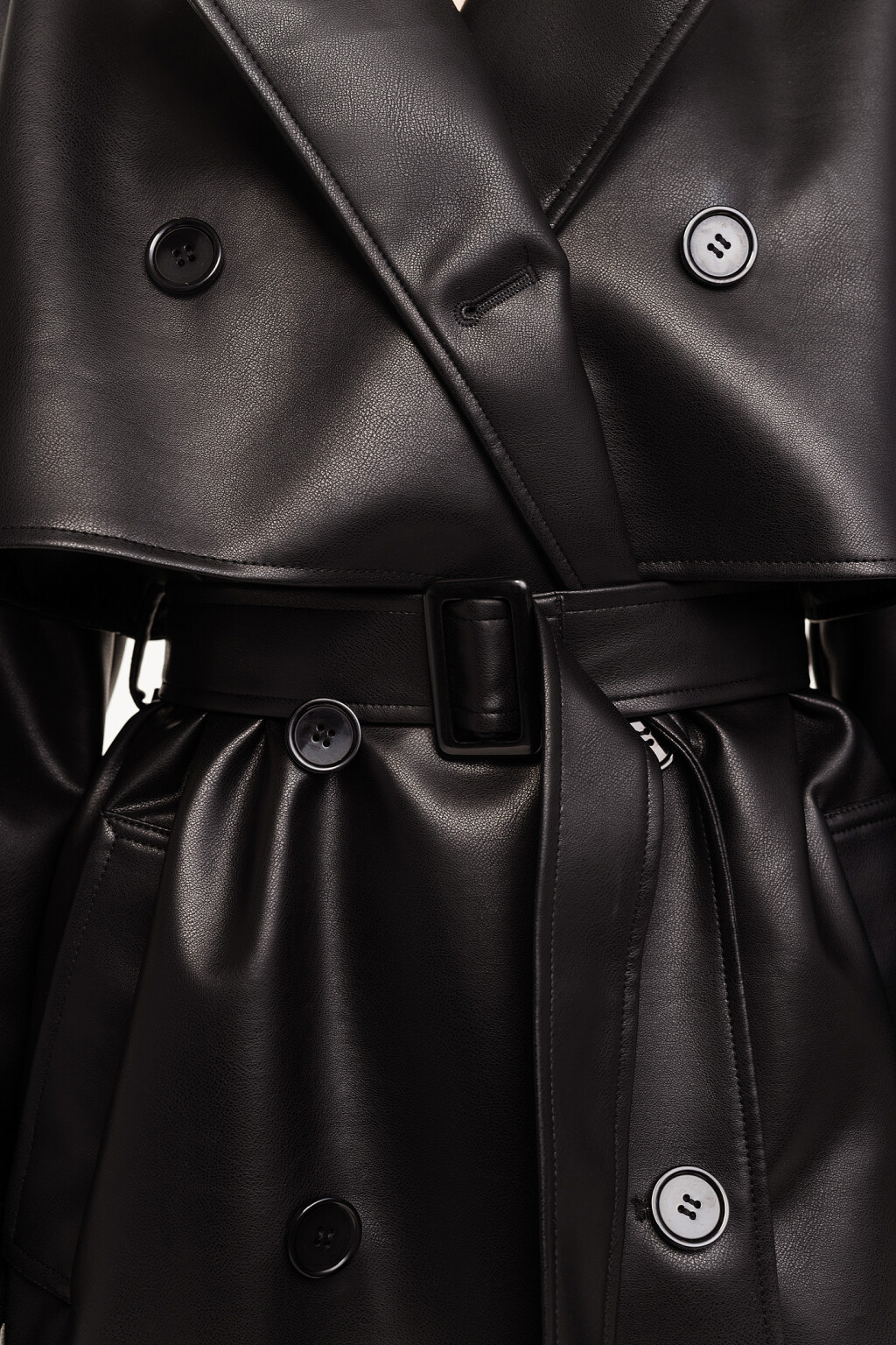 Тренч из искусственной кожи с поясом - цвет черный - 2