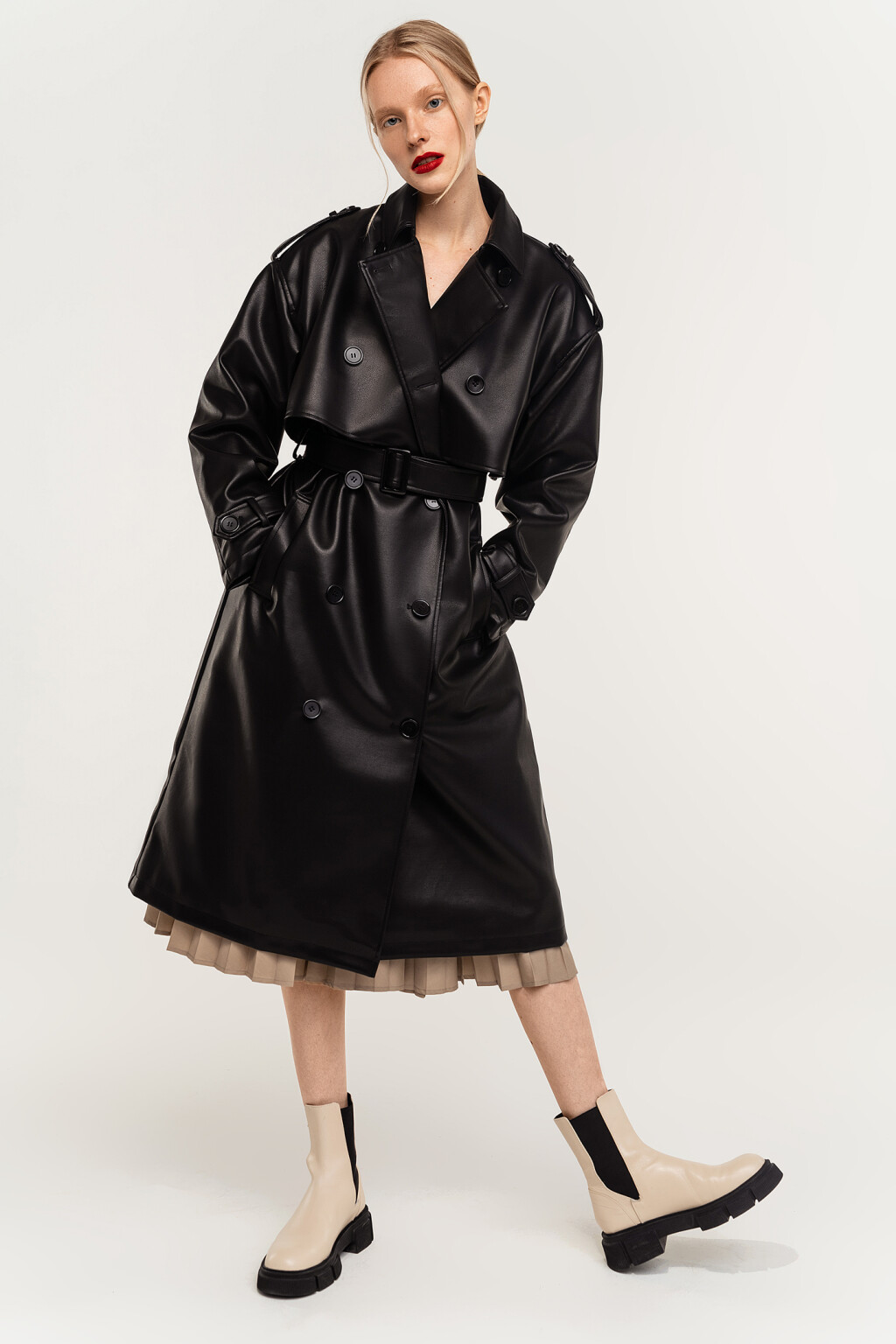 Тренч из искусственной кожи с поясом - цвет черный - 3