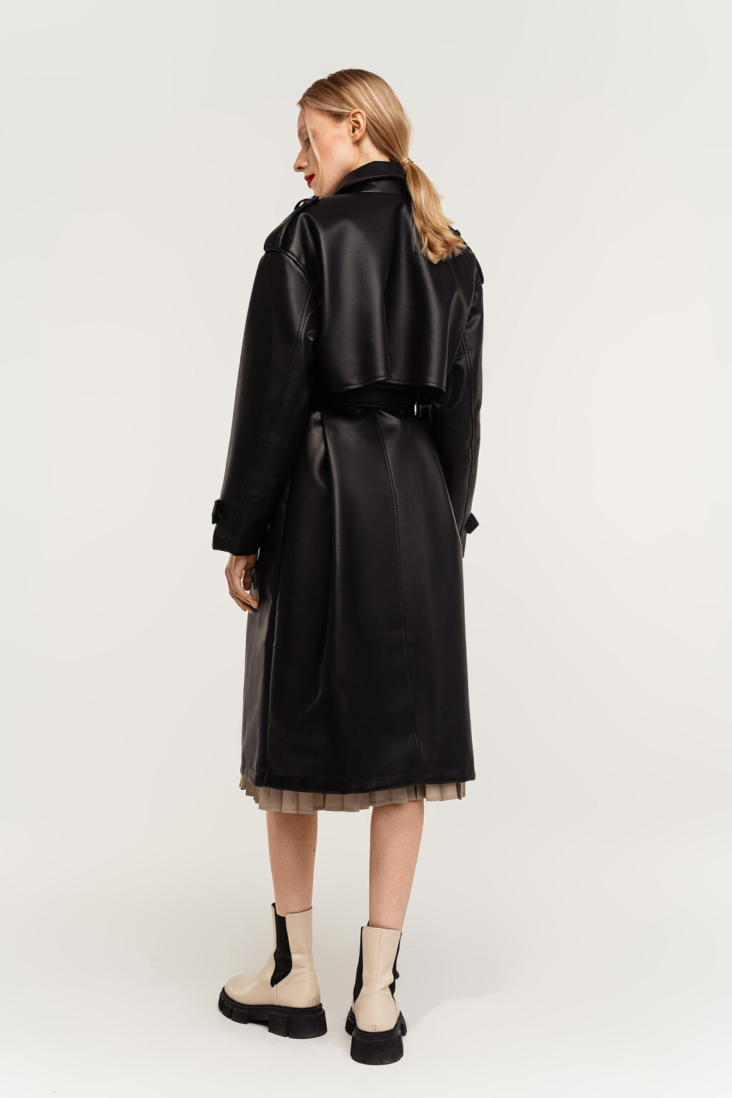 Тренч из искусственной кожи с поясом - цвет черный - 4