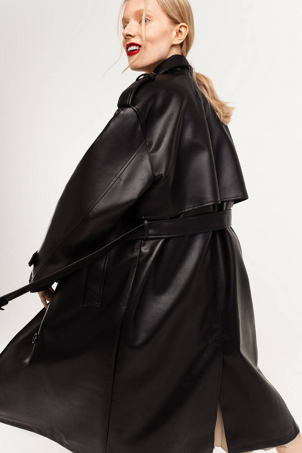 Тренч из искусственной кожи с поясом - цвет черный - 5