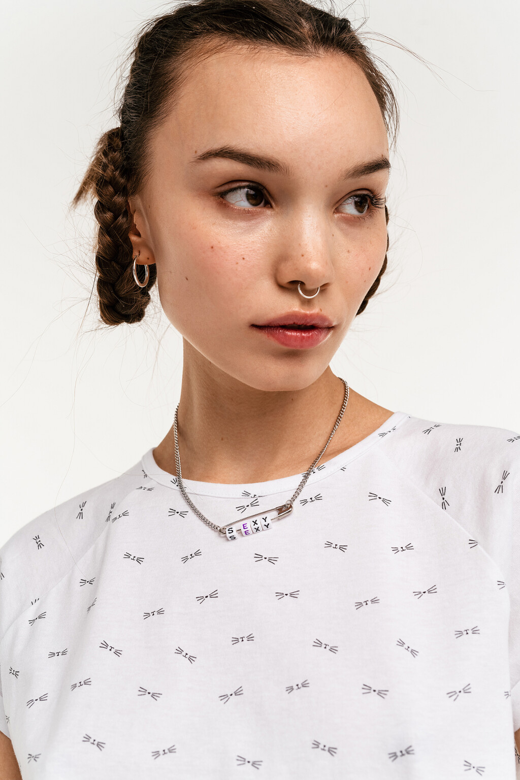 Цепочка на шею с булавкой и кубиками - цвет серый - 1