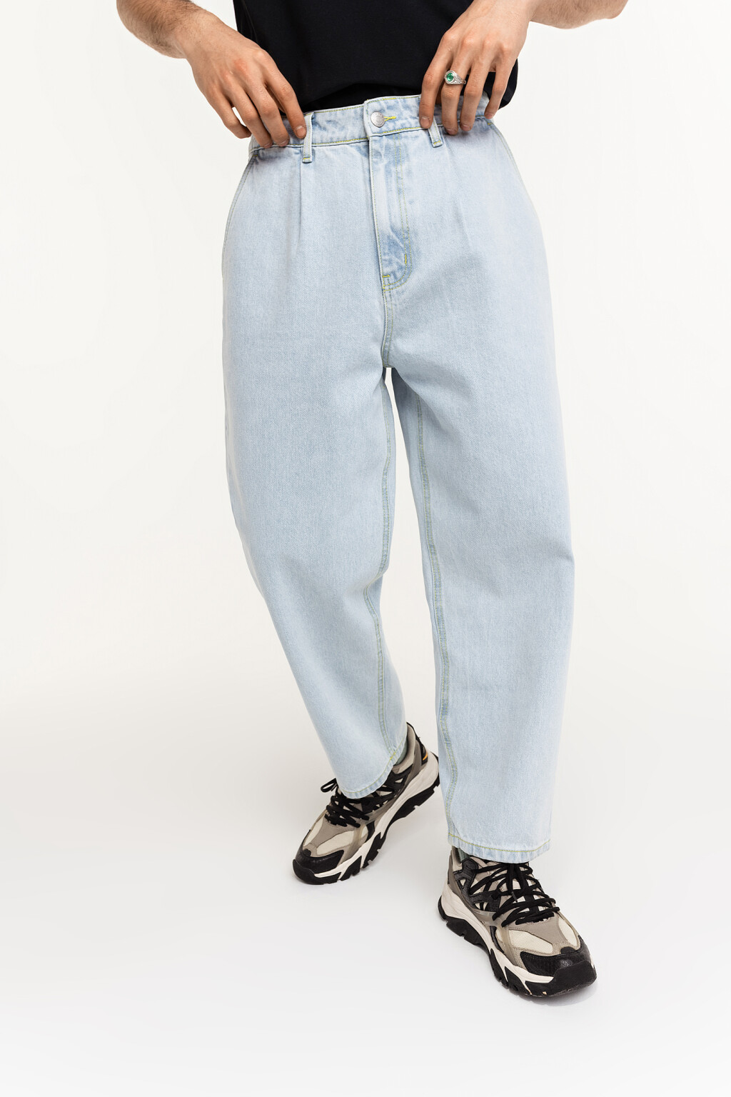 Джинсы широкие с защипами у пояса спереди - цвет голубой - 2