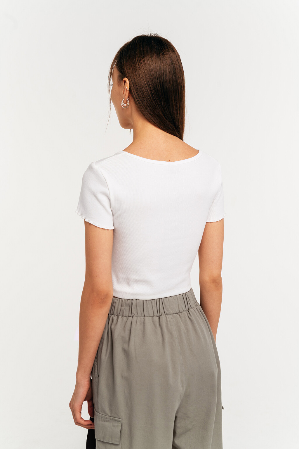 Футболка укороченная хлопковая со сборкой на груди - цвет белый - 4