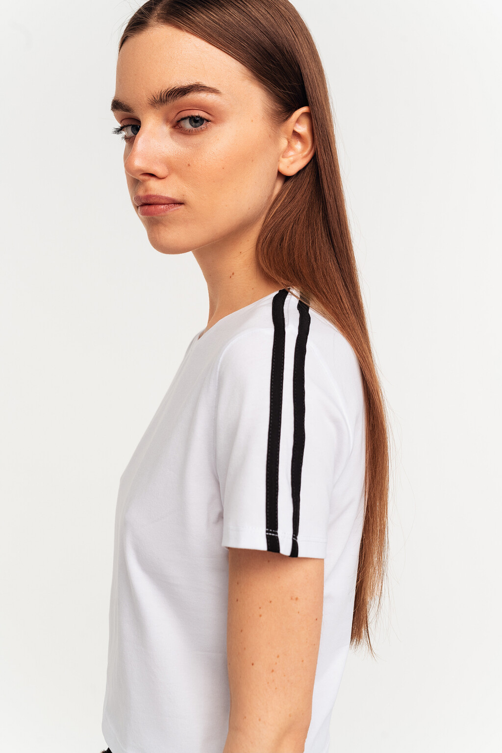 Футболка хлопковая с лампасами на рукавах - цвет белый - 3