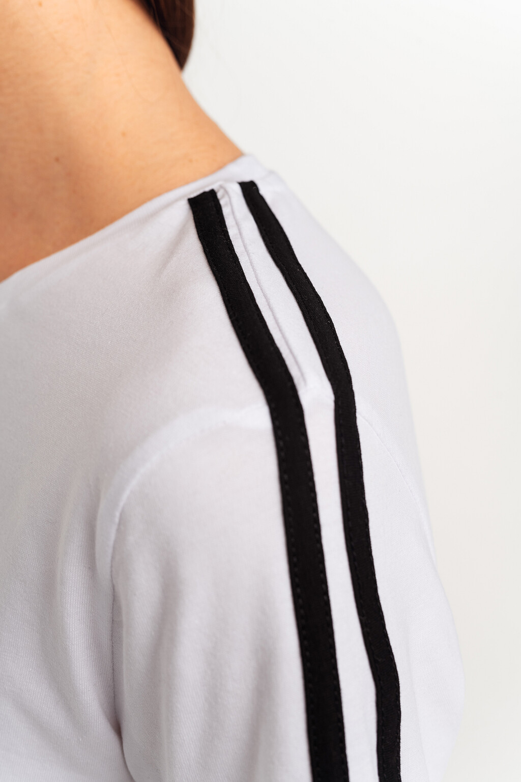 Футболка хлопковая с лампасами на рукавах - цвет белый - 5
