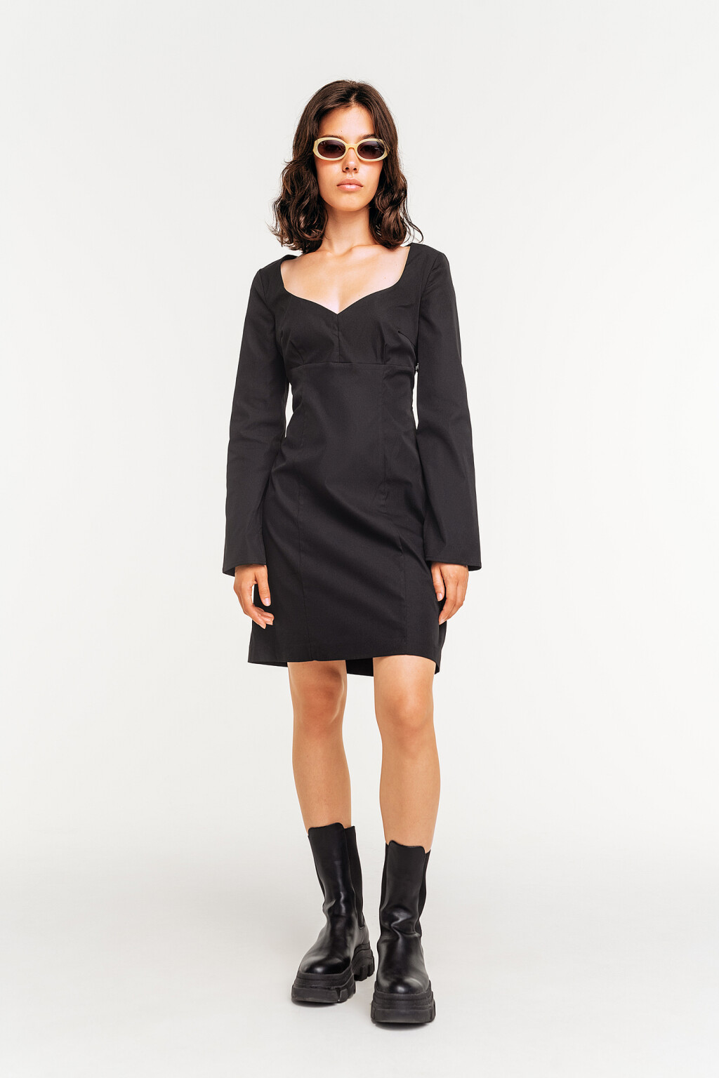 платье-футляр с вырезом-сердечком - цвет черный - 1