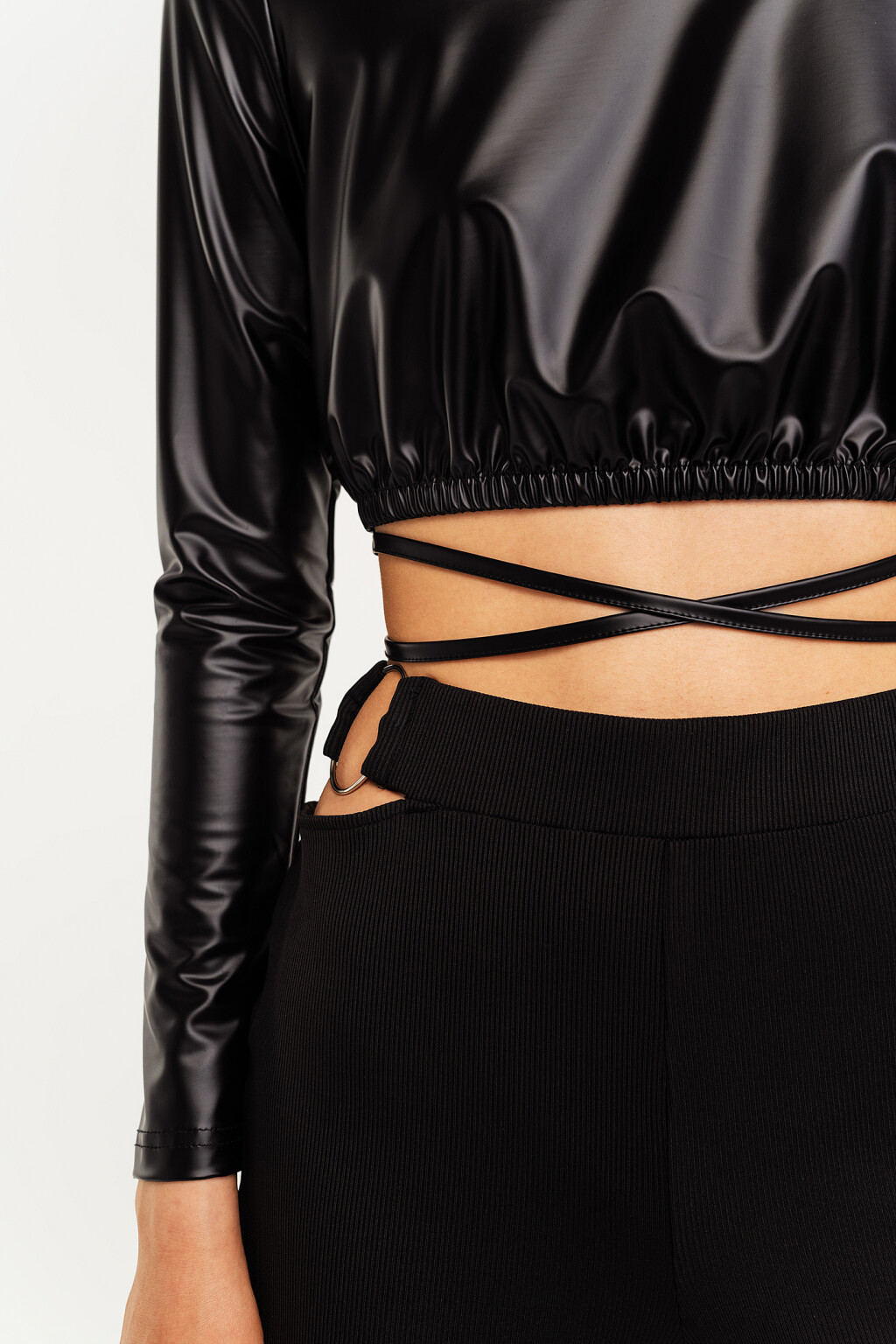 Лонгслив укороченный из искусственной кожи - цвет черный - 1