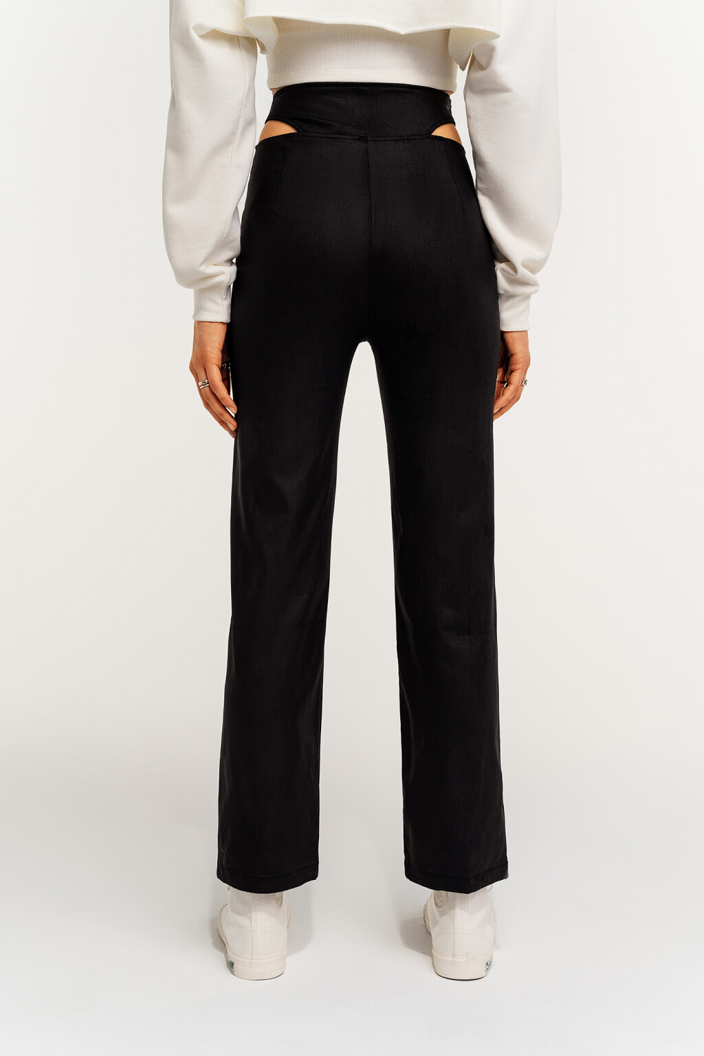 Брюки из искусственной замши с разрезами на бедрах - цвет черный - 4