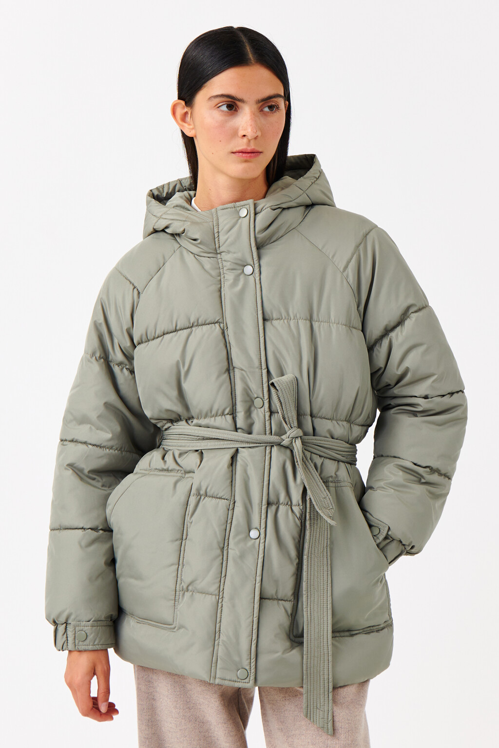 Пуховик стеганый с поясом и капюшоном - цвет зеленый - 1