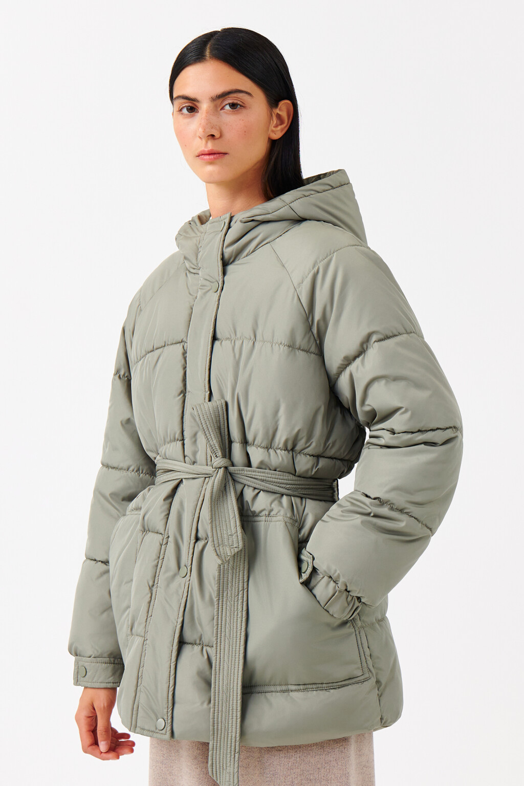 Пуховик стеганый с поясом и капюшоном - цвет зеленый - 2