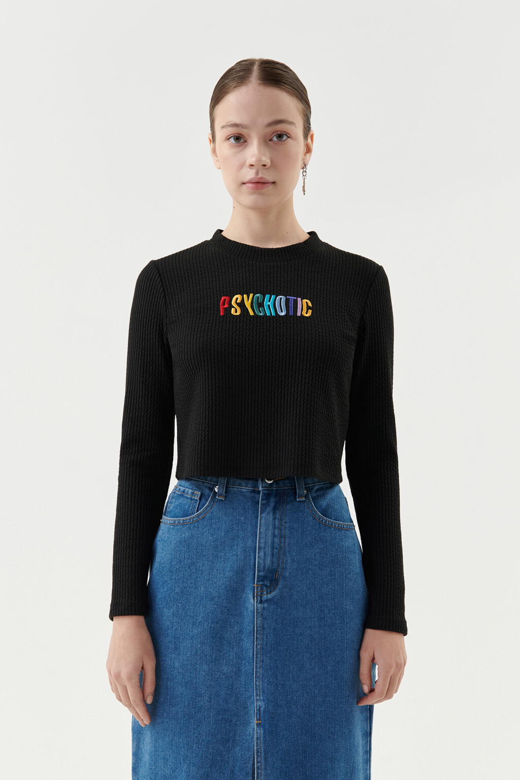 Джемпер укороченный с вышитой надписью на груди - цвет черный - 8