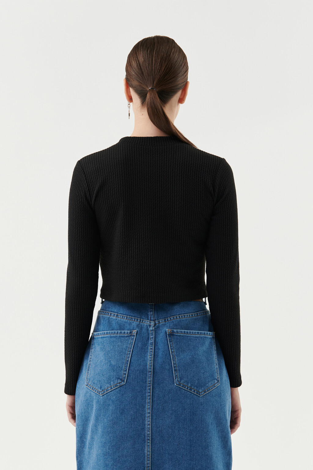 Джемпер укороченный с вышитой надписью на груди - цвет черный - 1