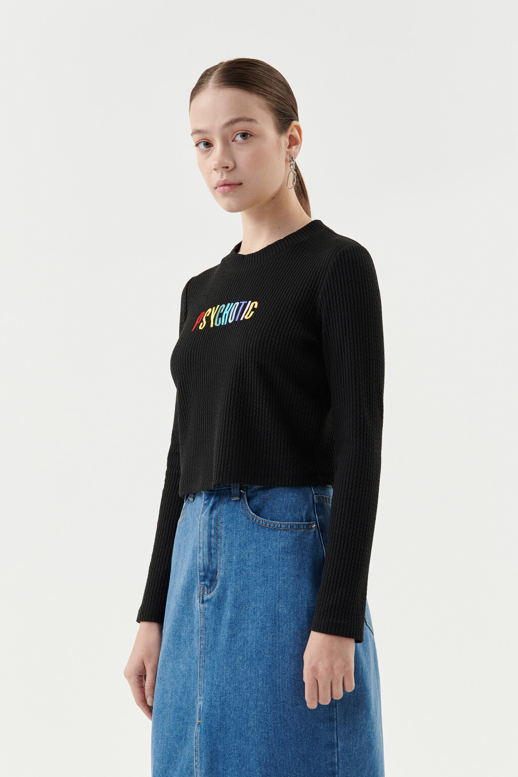 Джемпер укороченный с вышитой надписью на груди - цвет черный - 2