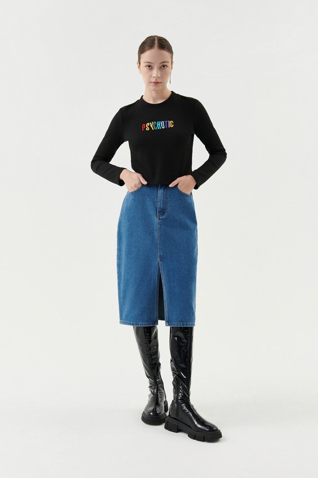 Джемпер укороченный с вышитой надписью на груди - цвет черный - 3