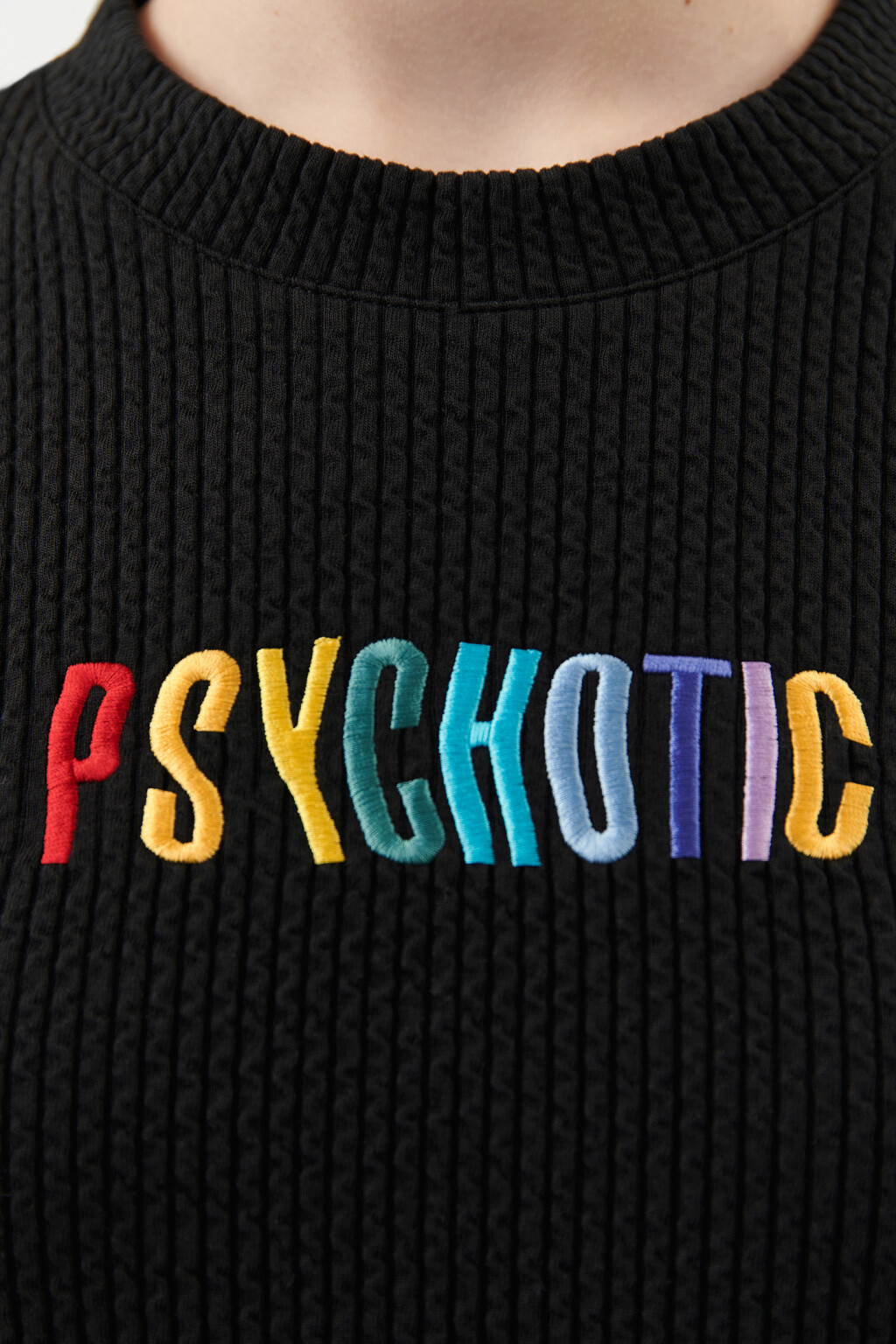 Джемпер укороченный с вышитой надписью на груди - цвет черный - 4