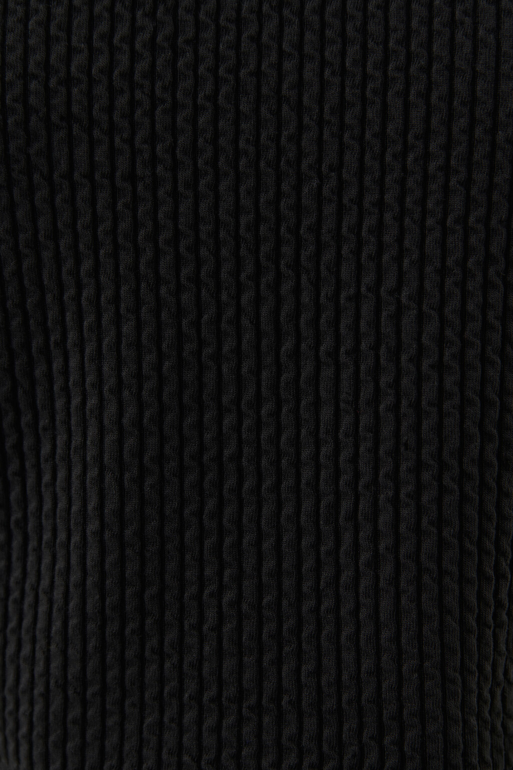 Джемпер укороченный с вышитой надписью на груди - цвет черный - 5