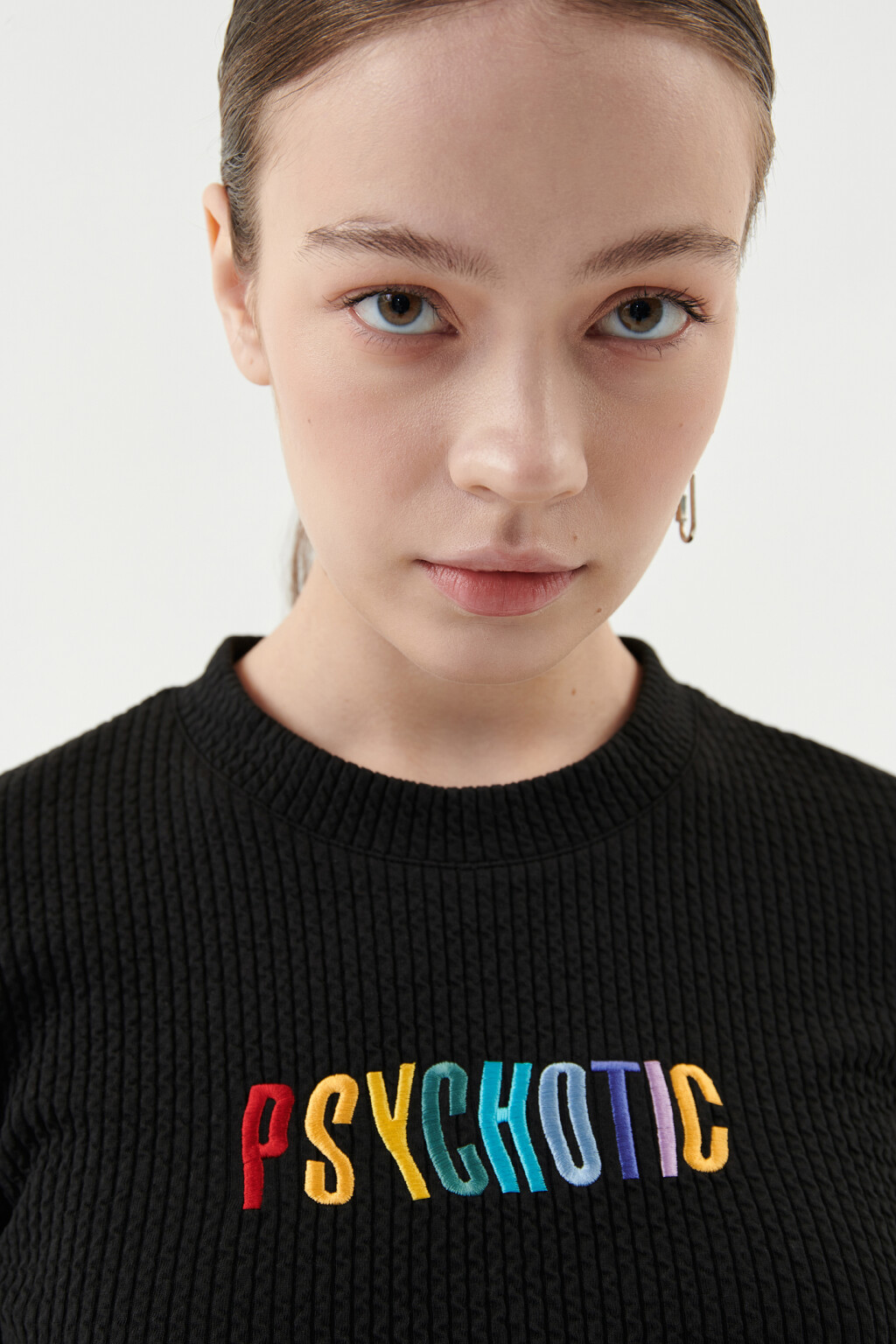 Джемпер укороченный с вышитой надписью на груди - цвет черный - 6