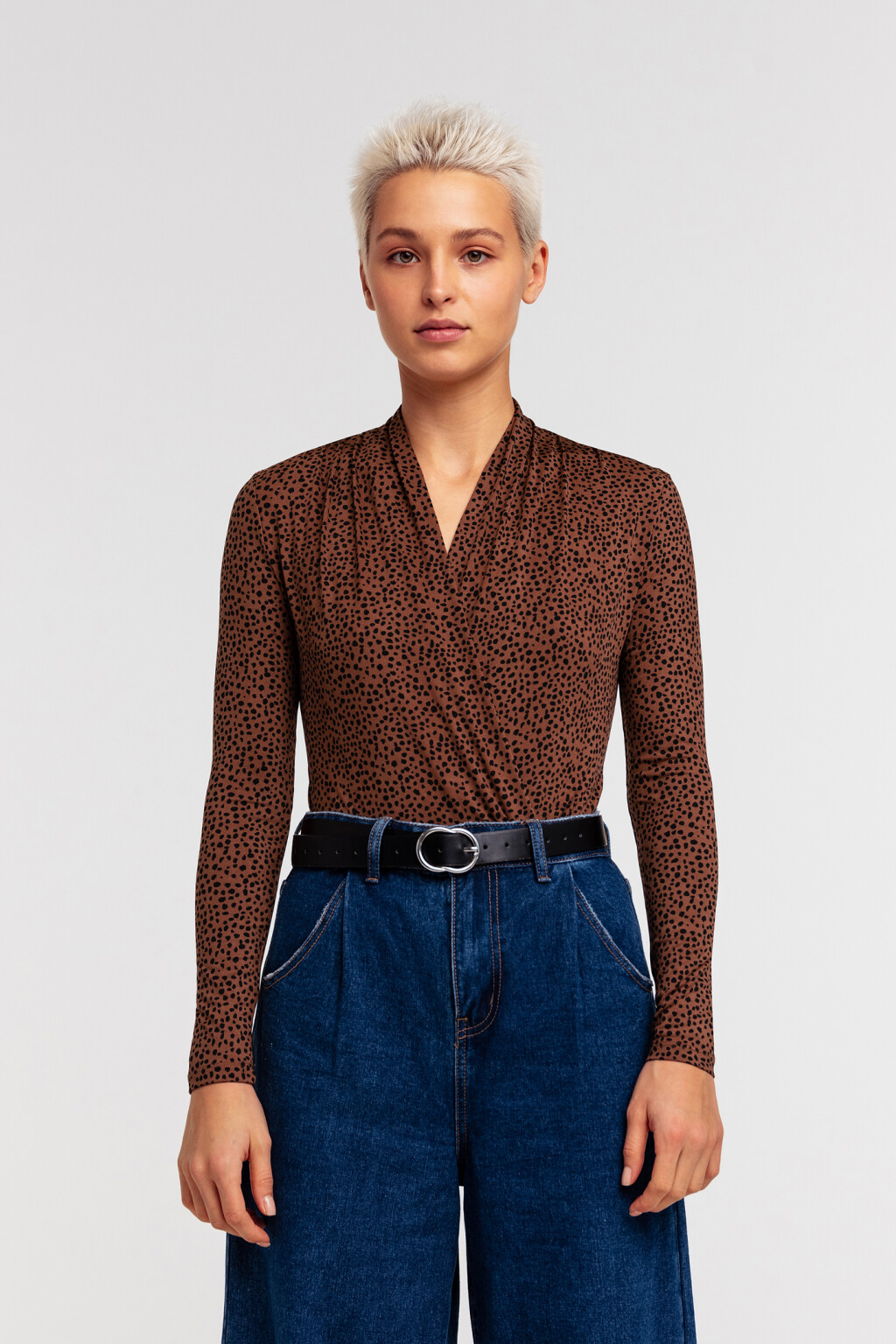 Блузка-боди с декольте на запах - цвет бежевый - 1