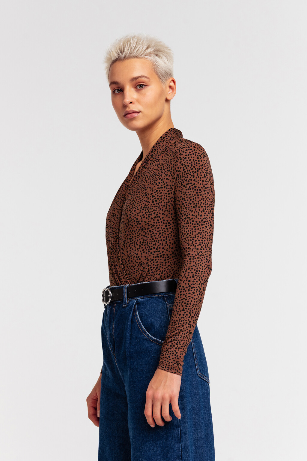 Блузка-боди с декольте на запах - цвет бежевый - 3