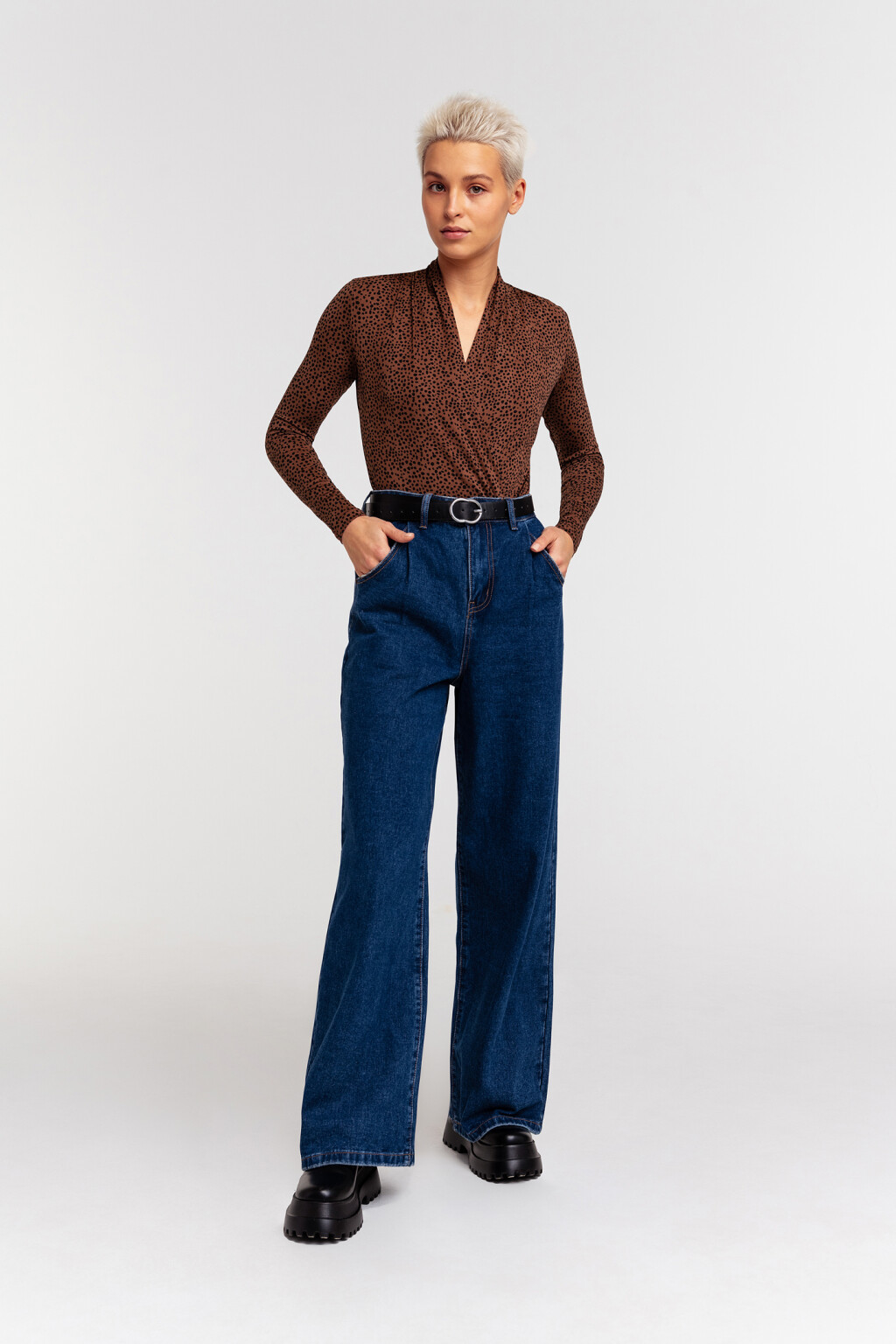 Блузка-боди с декольте на запах - цвет бежевый - 4