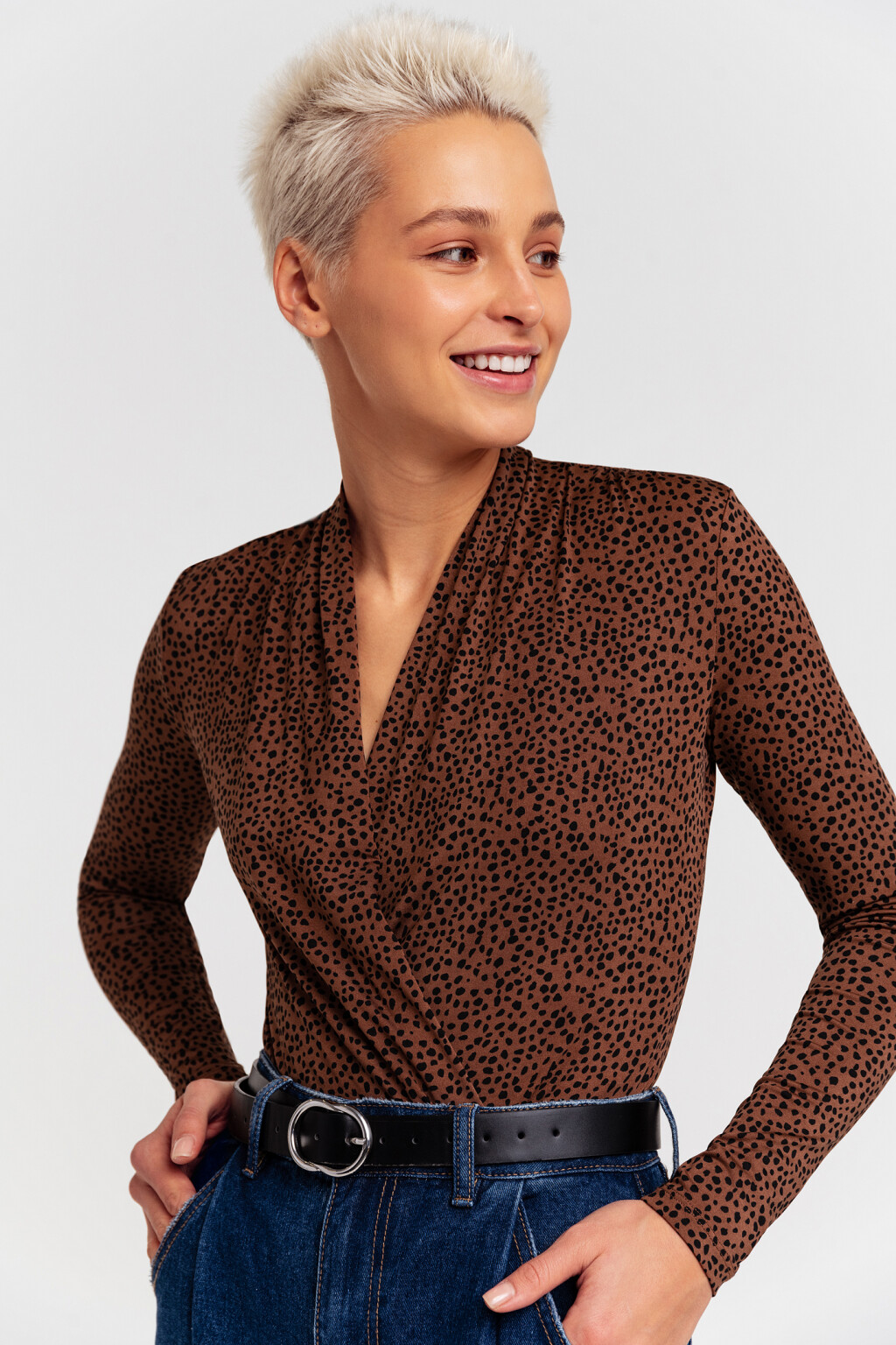 Блузка-боди с декольте на запах - цвет бежевый - 6